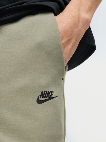 Nike Sportswear Loosefit Shorts 'TECH FLC' in Grün