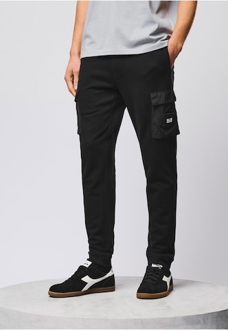 Weekend Offender Tapered Cargo trousers 'Lippi' in Black: front