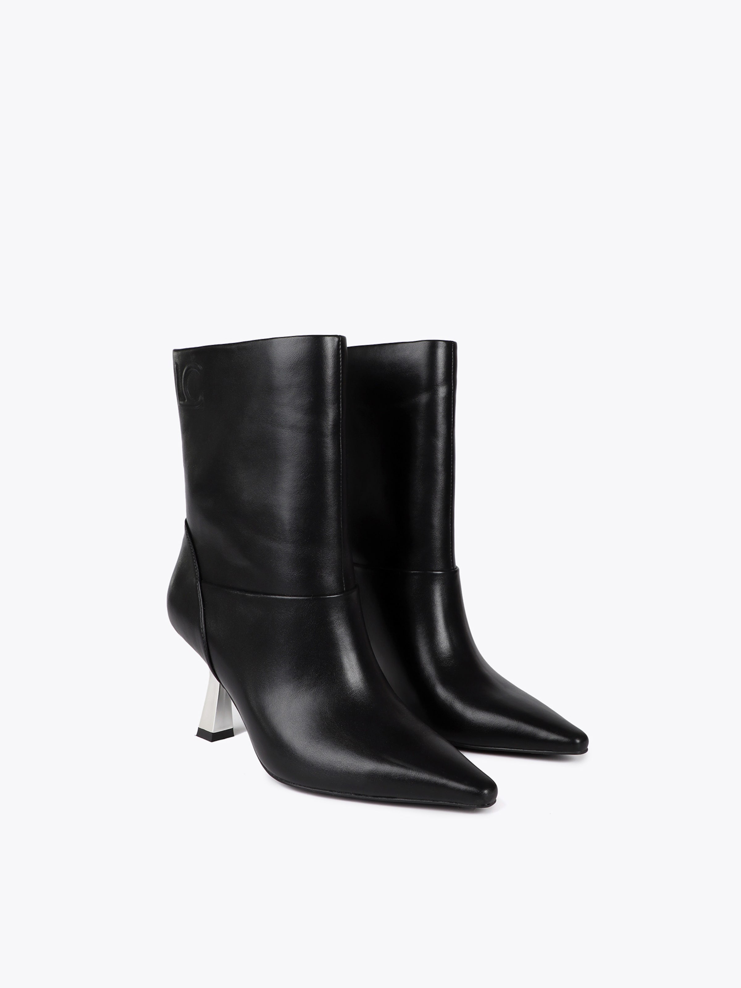 Lola Casademunt - Botas pelo tornozelo em preto