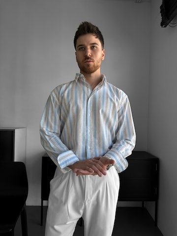 Coupe regular Chemise Kleidermafia en bleu : devant