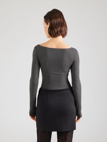 ABOUT YOU Shirt 'Flora' in Grijs