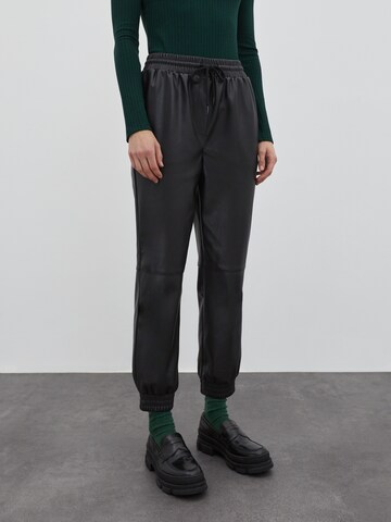 EDITED Tapered Broek 'Madison' in Zwart: voorkant