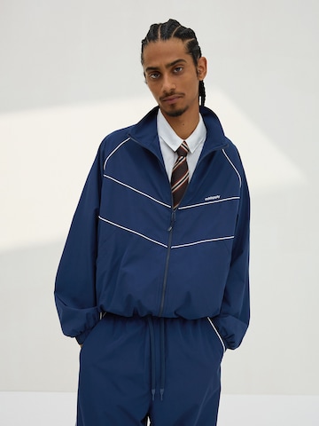 Bershka Prehodna jakna | modra barva: sprednja stran