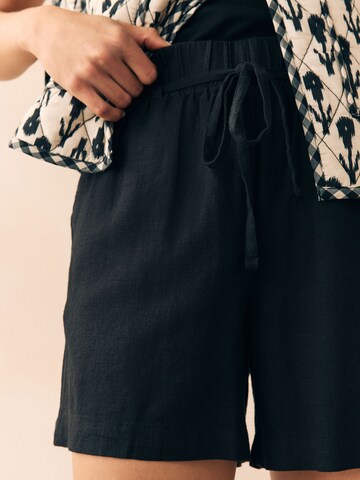 Next Regular Shorts in Schwarz