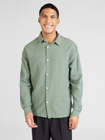 WEEKDAY Классический крой Рубашка в Зеленый: спереди