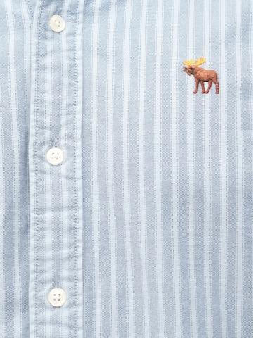 Abercrombie & Fitch Comfort Fit Skjorta i blå