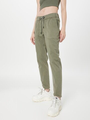 BLUE SEVEN Tapered Broek in Groen: voorkant