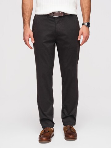 Ombre Regular Chinohose in Schwarz: Vorderseite
