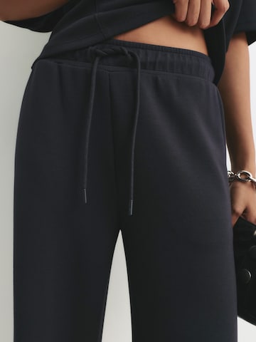 Pull&Bear Široke hlačnice Hlače | črna barva