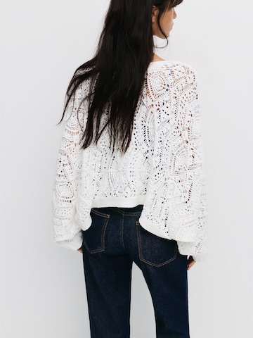 Cardigan dimensiuni mari de la Pull&Bear pe bej
