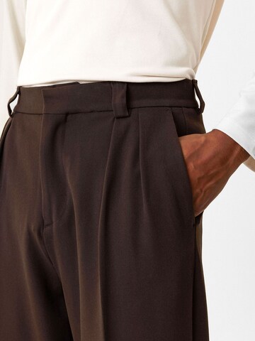 Antioch Regular Pleat-front trousers in Brown