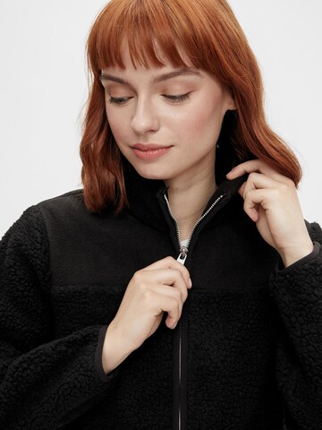 PIECES Fleece Jacket 'Sadie' in Black