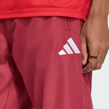 ADIDAS PERFORMANCE - Tapered Pantalón deportivo 'FC Arsenal Stadium' en rojo