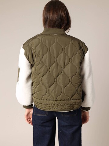 Veste mi-saison 'JAYLINA' Deeluxe en vert