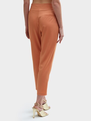 Influencer Zwężany krój Spodnie w kolorze pomarańczowy