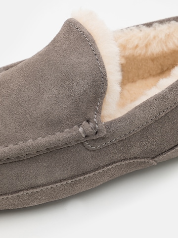 UGG - Mocasines 'ASCOT' en gris