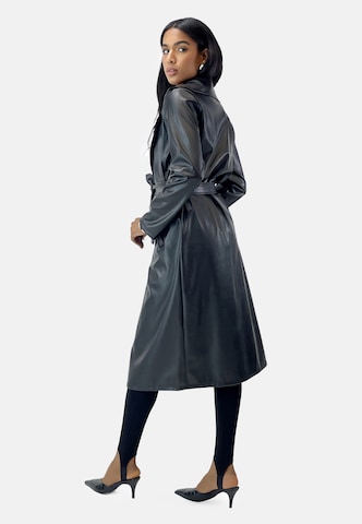 Cappotto di mezza stagione di Elara in nero