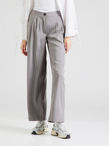 Noisy may Loose fit Pleat-Front Pants 'NMVERA' in Grey: front