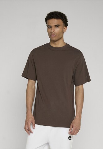 DEF - Camisa em castanho: frente