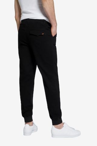 Effilé Pantalon chino STHUGE en noir