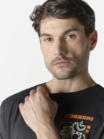 Tricou de la KOROSHI pe negru