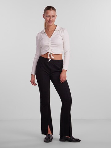 PIECES Bootcut Nadrág 'THEA' - fekete