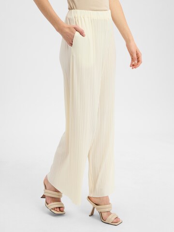 Samsøe Samsøe Trousers in White: front