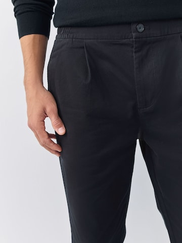 Next Обычный Брюки со складками в Черный