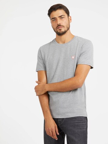 T-Shirt GUESS en gris : devant