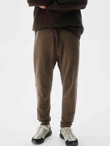 Pull&Bear Tapered Bukser i brun: forside