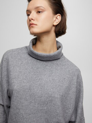 Pulover de la Pull&Bear pe gri