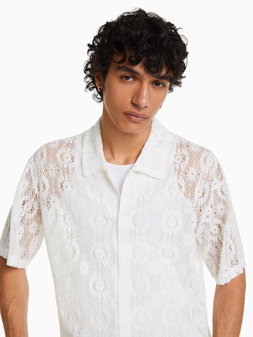 Bershka Comfort Fit Skjorte i hvit