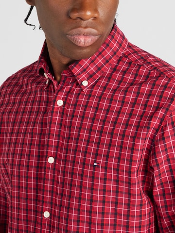 TOMMY HILFIGER - Regular Fit Camisa em vermelho