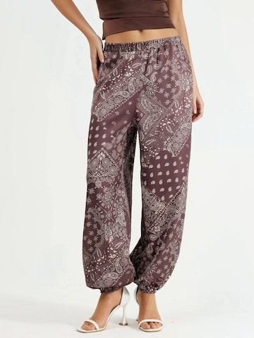 Qu Style Trousers in Brown: front