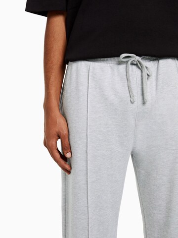 Loosefit Pantalon à plis Bershka en gris