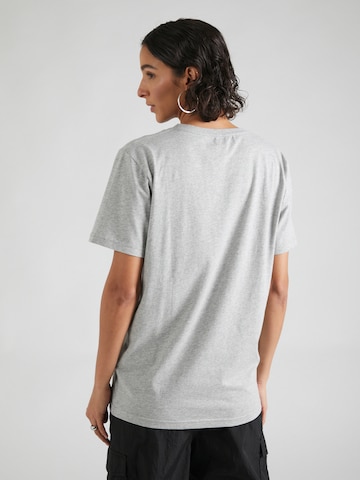 MAKIA - Camiseta en gris
