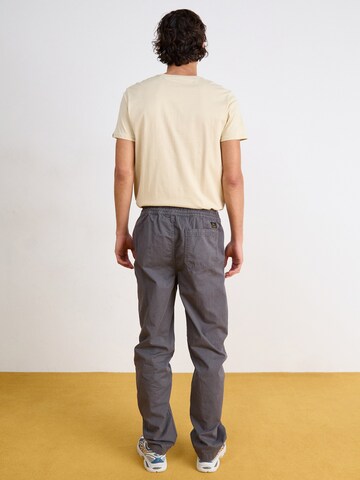 Regular Pantalon ALPHA INDUSTRIES en gris