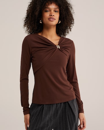 Tricou de la WE Fashion pe maro: față