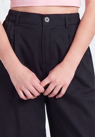 MYMO Wide leg Pleat-front trousers in Black