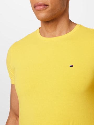 TOMMY HILFIGER - Ajuste estrecho Camiseta en amarillo
