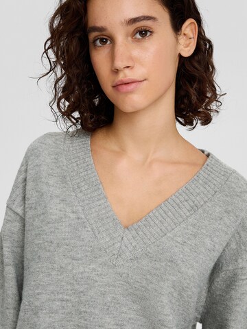 Bershka Pullover in Grau