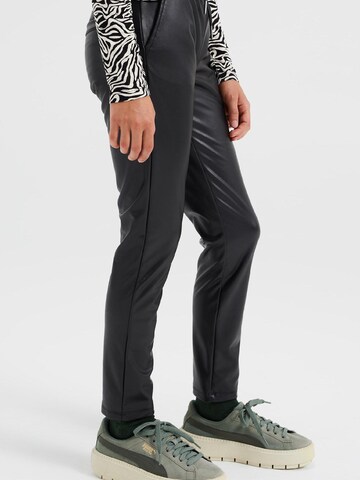 WE Fashion - Slimfit Calças em preto