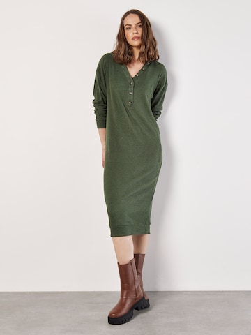 Robe Apricot en vert : devant