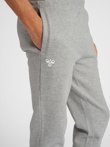 Hummel Slimfit Sportbroek in Grijs