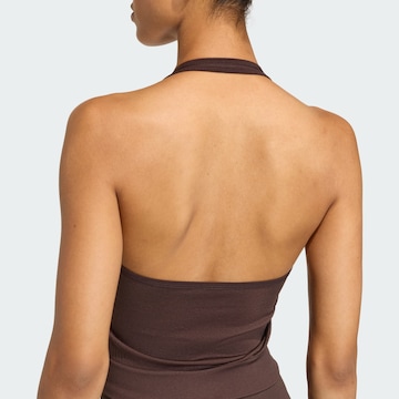 ADIDAS PERFORMANCE - Top deportivo 'Essentials' en marrón