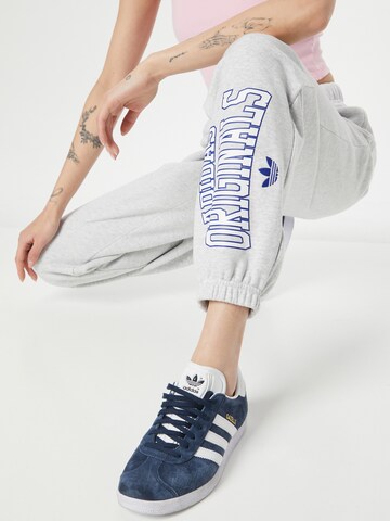 ADIDAS ORIGINALSTapered Hlače 'Joggers' - siva boja