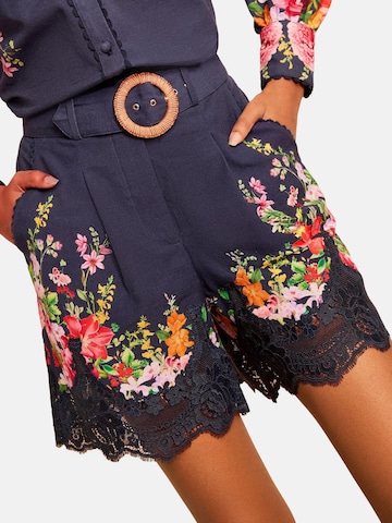 regular Pantaloni con pieghe di love & roses in blu: frontale