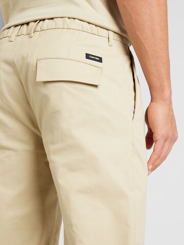 Calvin Klein Regular Bandplooibroek in Beige