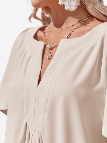 Rochie de la Imily Bela pe bej