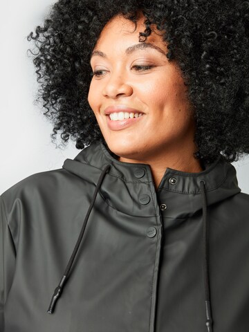 ONLY Carmakoma Regenjacke in Schwarz